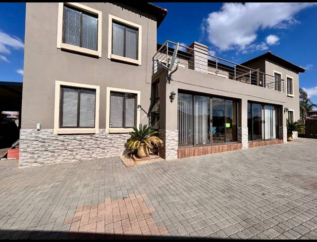 6 BEDROOM HOUSE FOR SALE IN SAVANNAH COUNTRY ESTATE